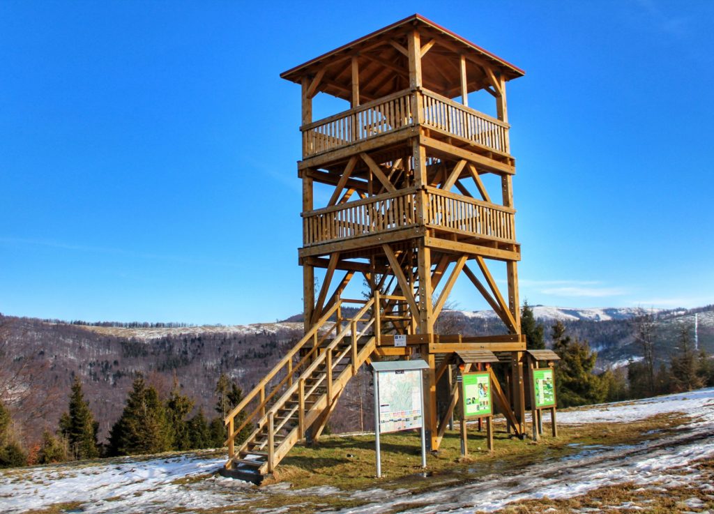 Drewniana wieża widokowa na szczycie - Stary Groń
