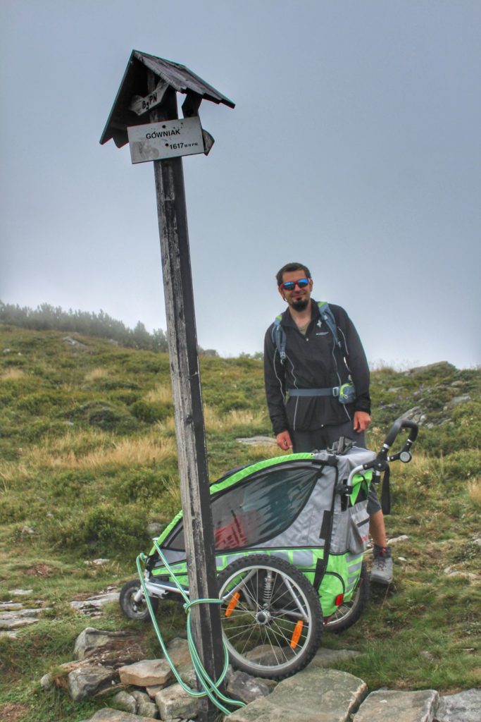 Turysta z wózkiem, szczyt Gówniak leżący w sąsiedztwie Babiej Góry