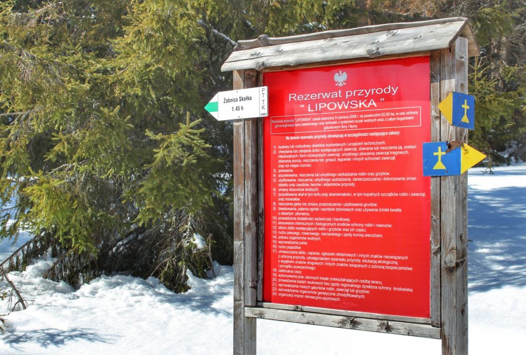 Czerwona tablica Rezerwat przyrody LIPOWSKA na zielonym szlaku idącym z Rysianki na Halę Lipowską