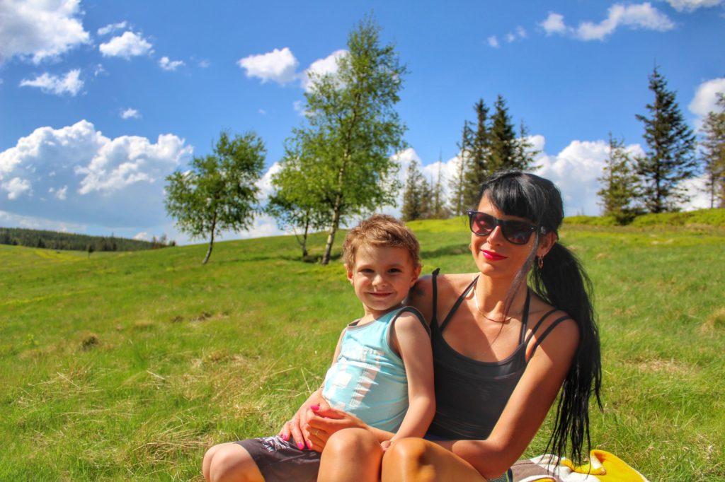 Uśmiechnięta turystka z dzieckiem na Hali Radziechowskiej, piękny, letni dzień