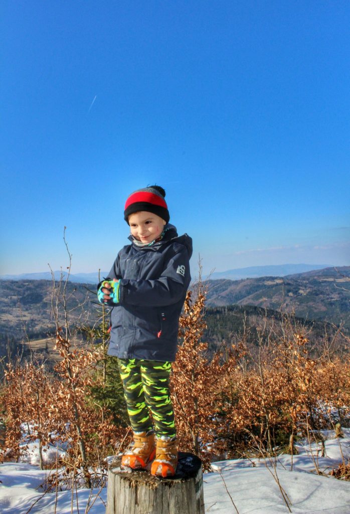 Zadowolone dziecko na zielonym szlaku idącym na Halę Boraczą, niebieskie niebo