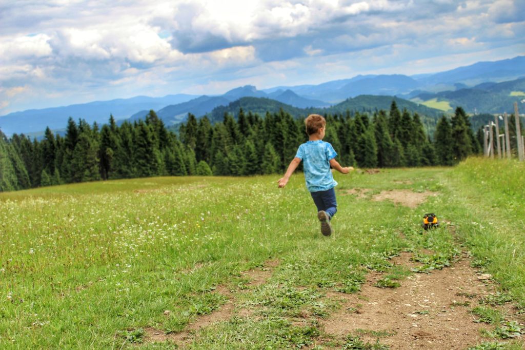 Dziecko biegnące wzdłuż polany w Pieninach