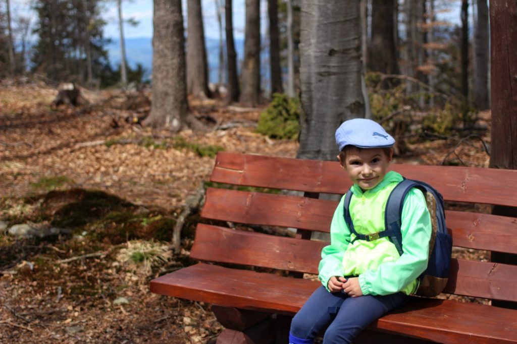 Dziecko odpoczywające na ławce na żółtym szlaku Pod Jałowcem