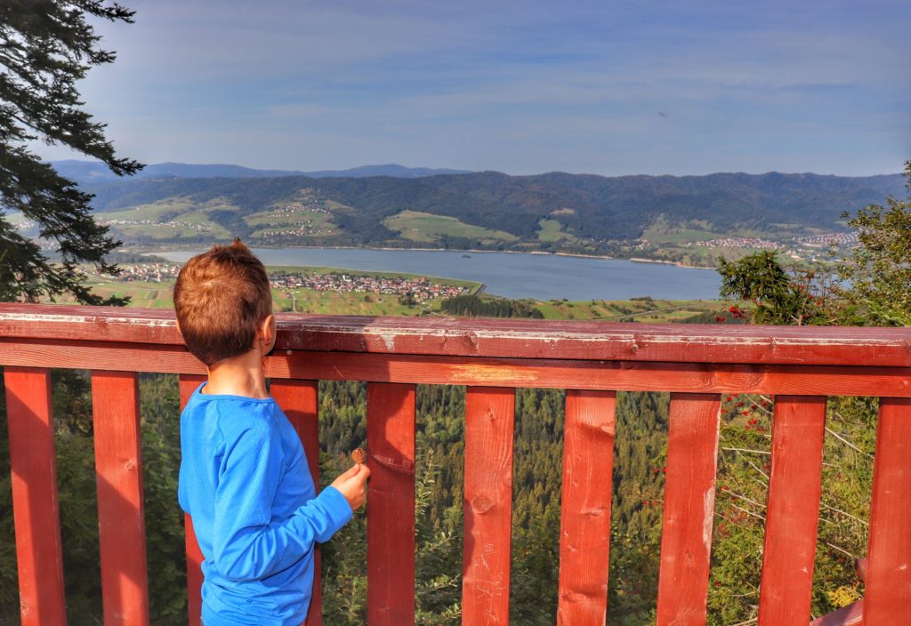 Dziecko stojące na wieży widokowej Żar w Pieninach, widok na Dębno, Jezioro Czorsztyńskie, Gorce