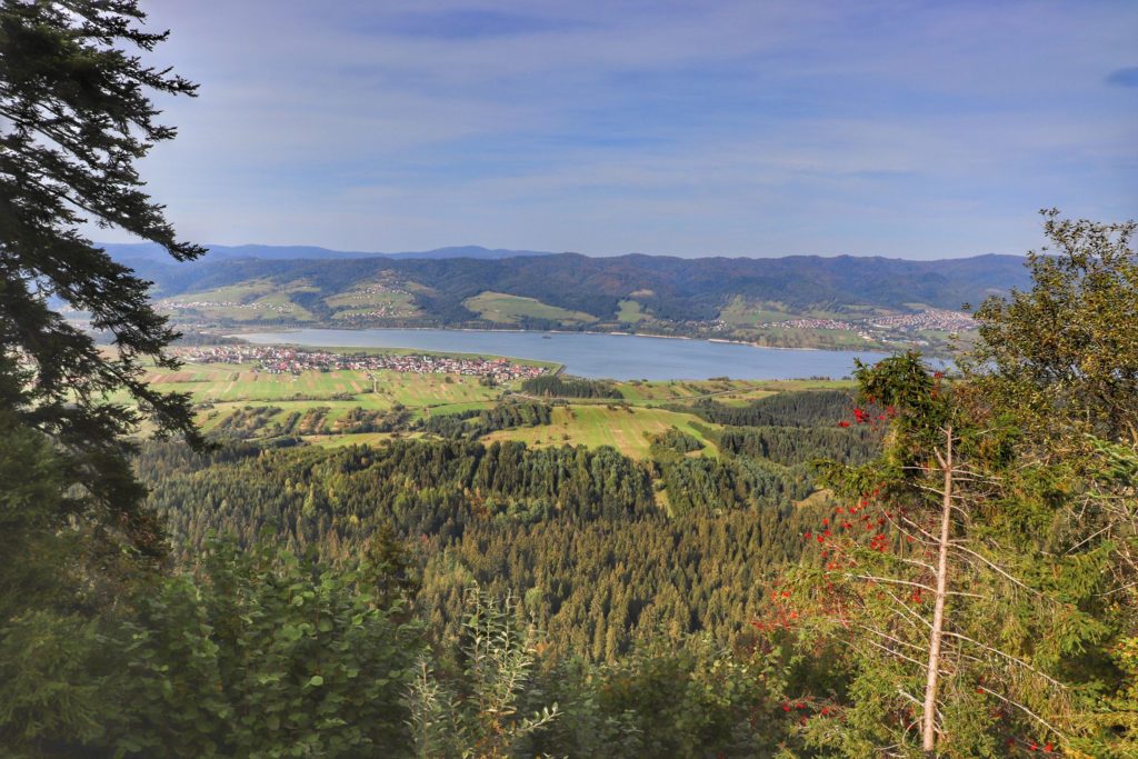 Krajobraz rozciągający się z wieży widokowej na Górze Żar w Pieninach Spiskich, widok na Jezioro Czorsztyńskie, Gorce, pobliskie wsie
