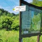 Tablica, drogowskazy, żółty szlak w Stryszawie na  Krawcową Polanę 45 minut drogi, szczyt Jałowca godzina dziesięć minut