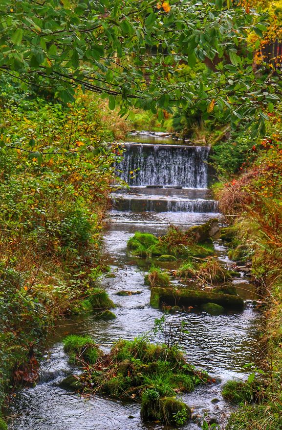 Jesienny krajobraz, wodospad przy szlaku niebieskim na Wielką Czantorię, Ustroń