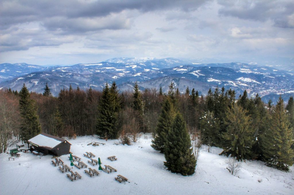 Krajobraz górski rozciągający się z wieży widokowej na Wielkiej Czantorii, zima