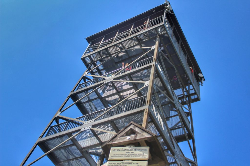 Metalowa wieża widokowa na Wielkiej Czantorii na tle niebieskiego nieba