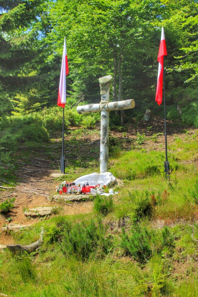 Pomnik upamiętniający Żołnierzy Wyklętych na żółtym szlaku na Turbacz