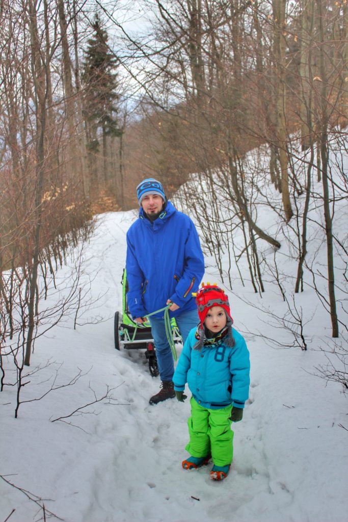 Trzyletnie dziecko z tatą w drodze na Czantorię niebieskim szlakiem, las, zima