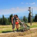 Turyści - kobieta i mężczyzna na szlaku na Turbacz, polana