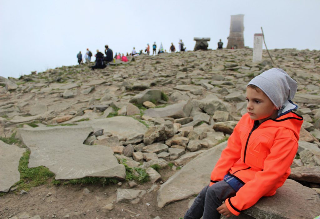 Dziecko odpoczywające na kamieniach na szczycie Babiej Góry