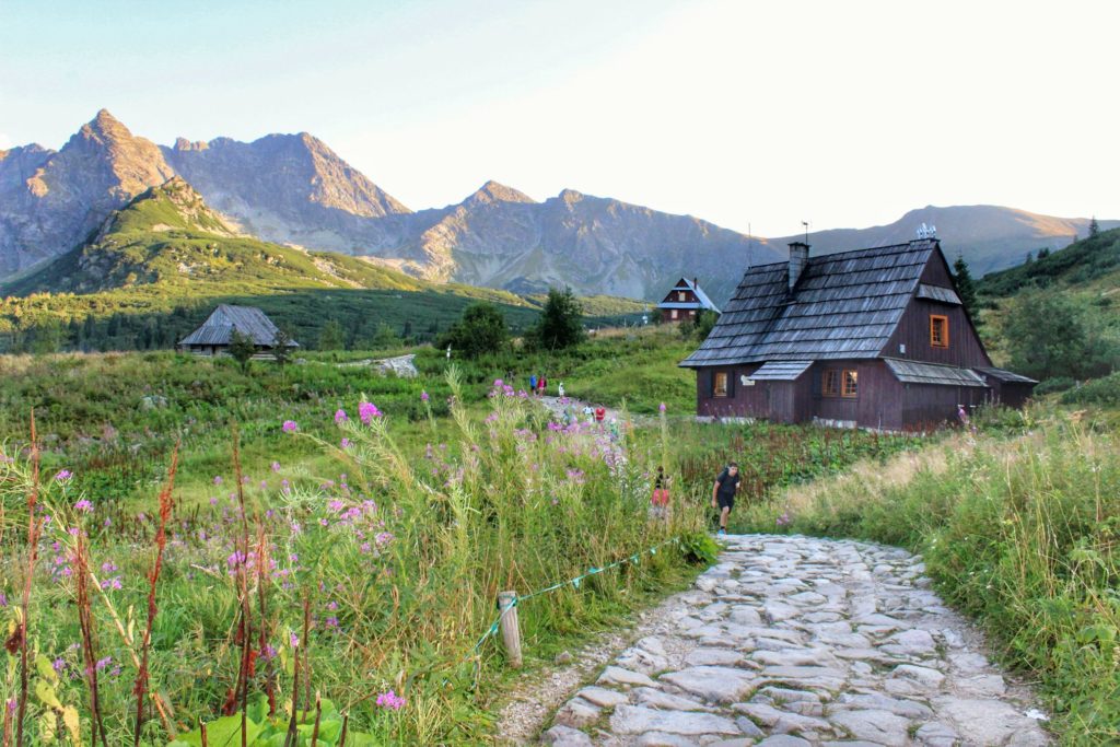 Hala Gąsienicowa, Budynek  Centralnego Ośrodka Szkolenia PZA - Betlejemka, słoneczny, letni dzień, Tatry Wysokie