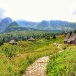 Hala Gąsienicowa latem, Kościelec, turyści, drewniane chatki,