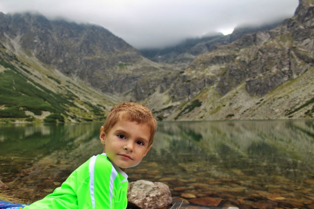 Mały turysta, dziecko nad Czarnym Stawem Gąsienicowym, tatrzańskie szczyty