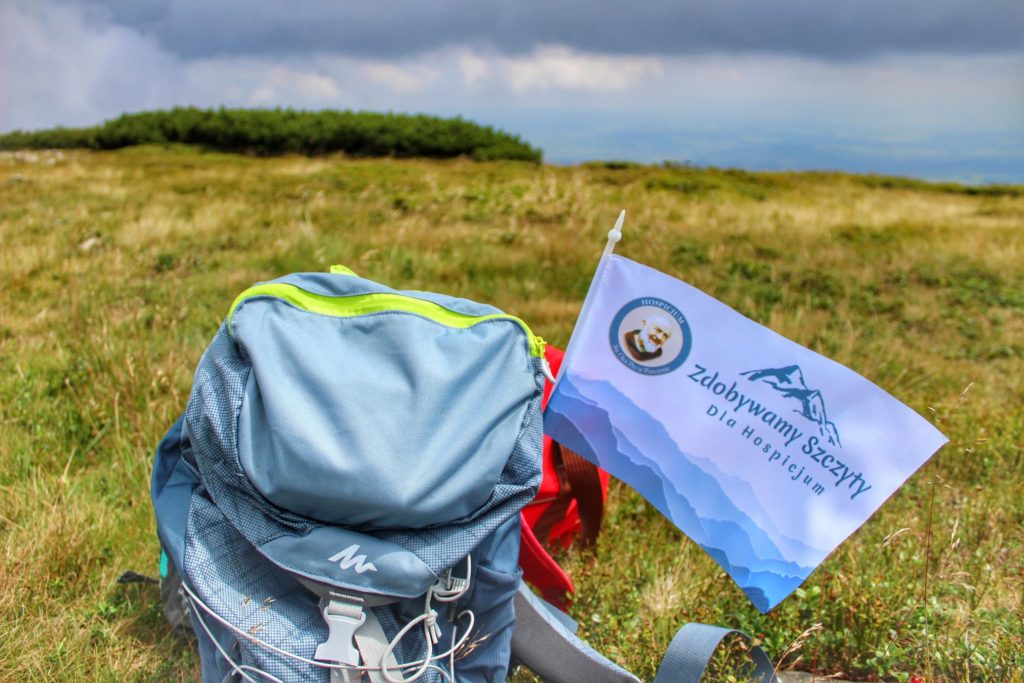 Plecak z flagą akcji Zdobywamy Szczyty dla Hospicjum, Babiogórski Park Narodowy