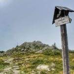 Szczyt Gówniak 1617 m n.p.m. skały, mgła