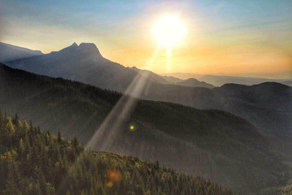 Zachód słońca nad Tatrami widziany z okolic Przełęczy między Kopami