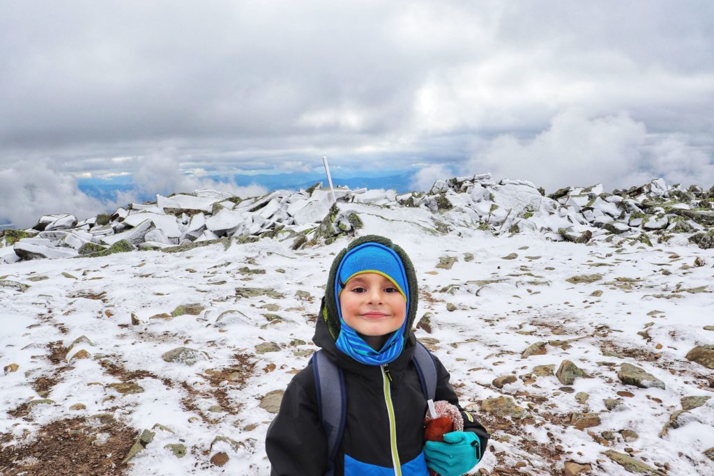 zadowolone dziecko na szczycie Babia Góra, zaśnieżony szczyt Diablaka