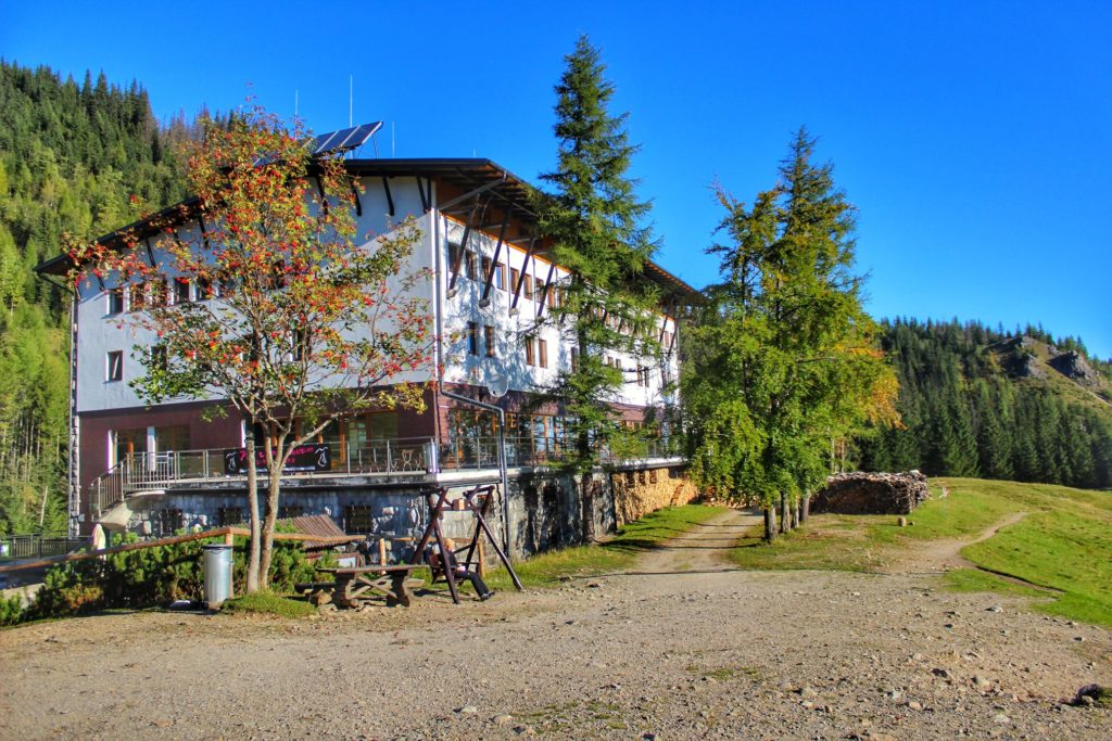 Budynek Hotelu Górskiego na Polanie Kalatówki, jarzębina, słoneczny dzień