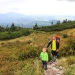 Chłopiec z mężczyzną w drodze na Górę Pięciu Kopców, Babia Góra w tle