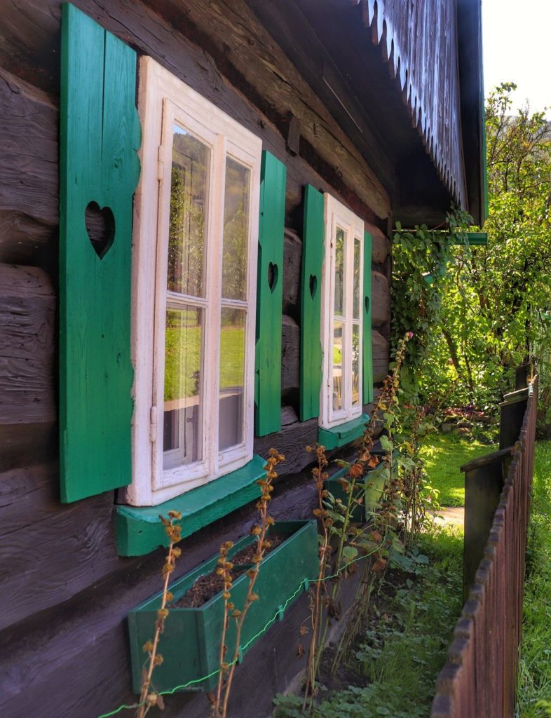 Drewniany dom, zielone drewniane okiennice