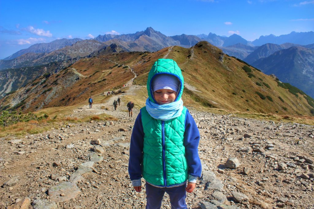 Dziecko w drodze na szczyt Kopę Kondracką, w tle Tatry, jesienne barwy