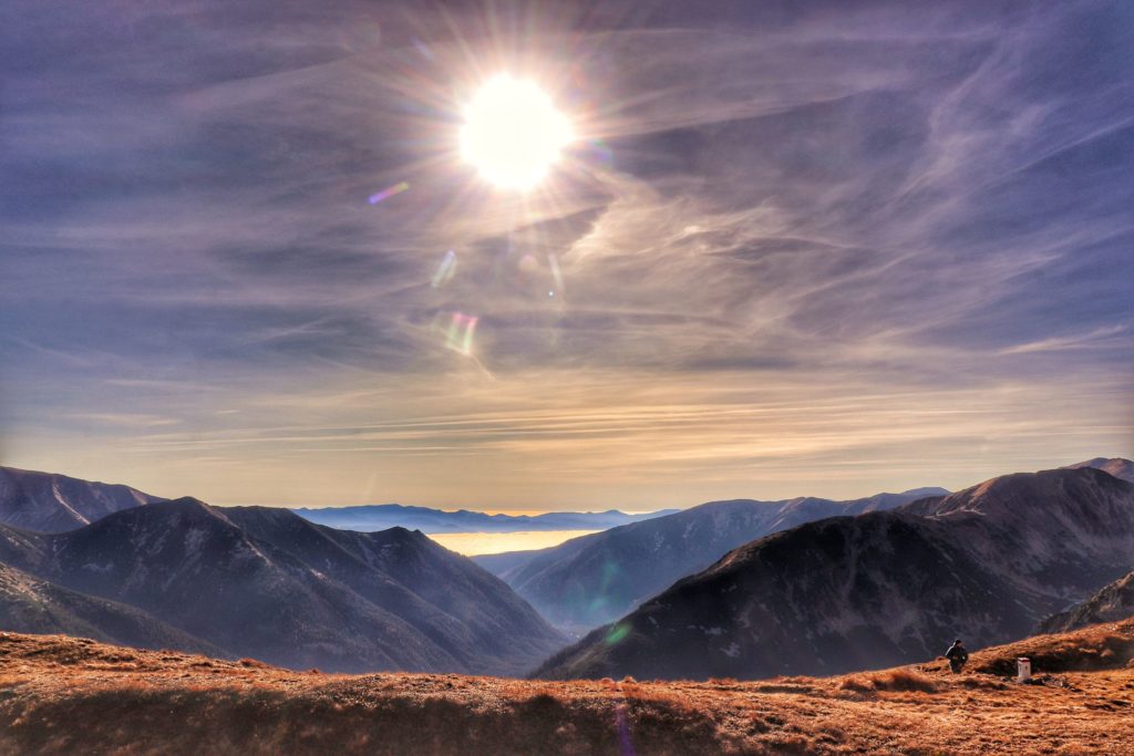Jesienny, słoneczny dzień na Czerwonych Wierchach, widok z Przełęczy pod Kopą Kondracką
