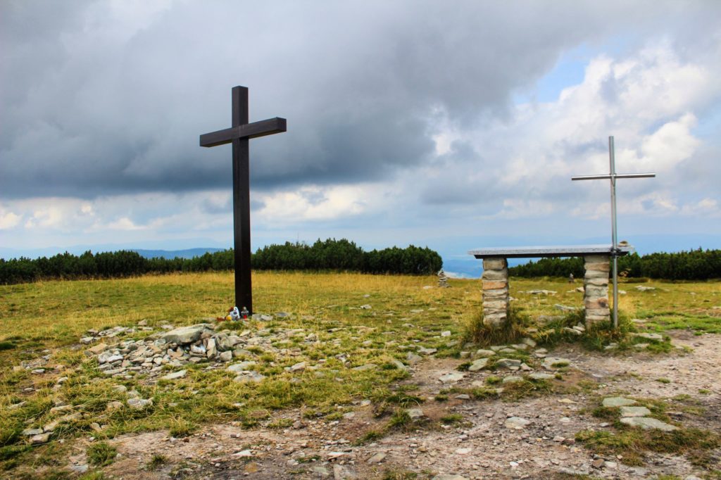 Krzyż oraz ołtarz polowy na Pilsku, na tle zachmurzonego nieba
