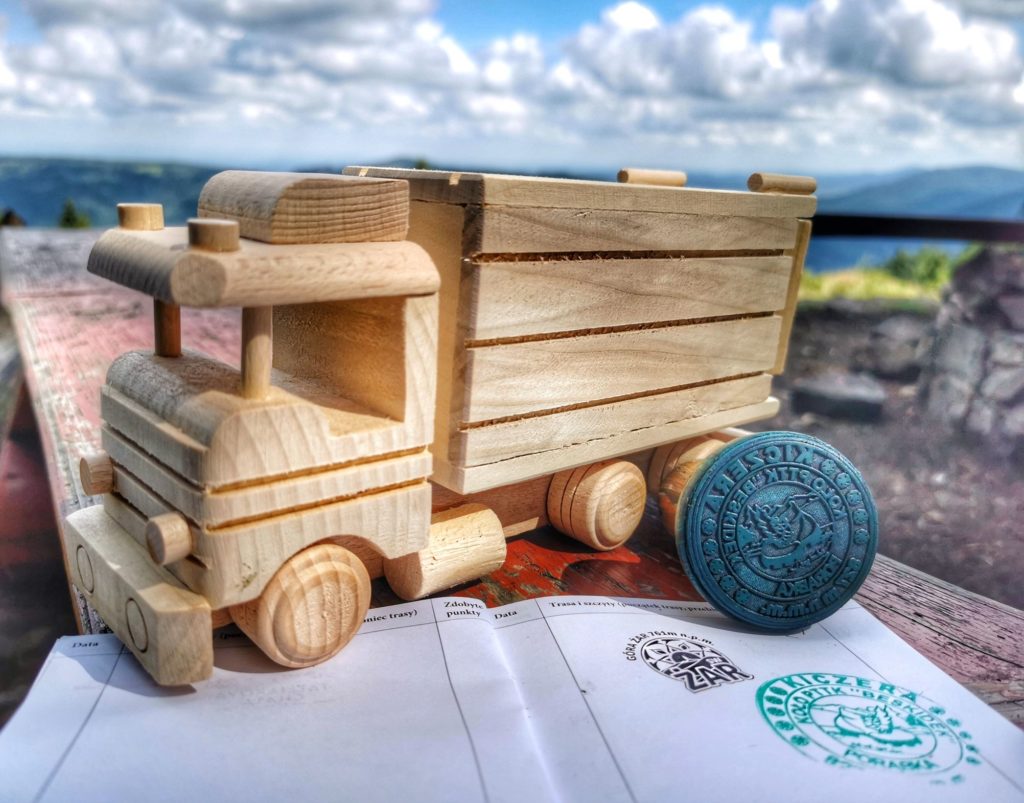 Książeczka z pieczątkami z Góry Żar oraz Kiczery w Beskidzie Małym, drewniana ciężarówka (zabawka)