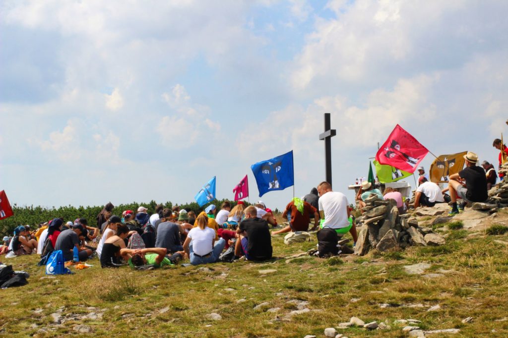 Ludzie uczestniczący we Mszy Świętej na Szczycie Pilsko
