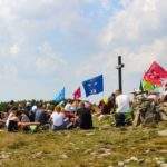 Ludzie uczestniczący we Mszy Świętej na Szczycie Pilsko