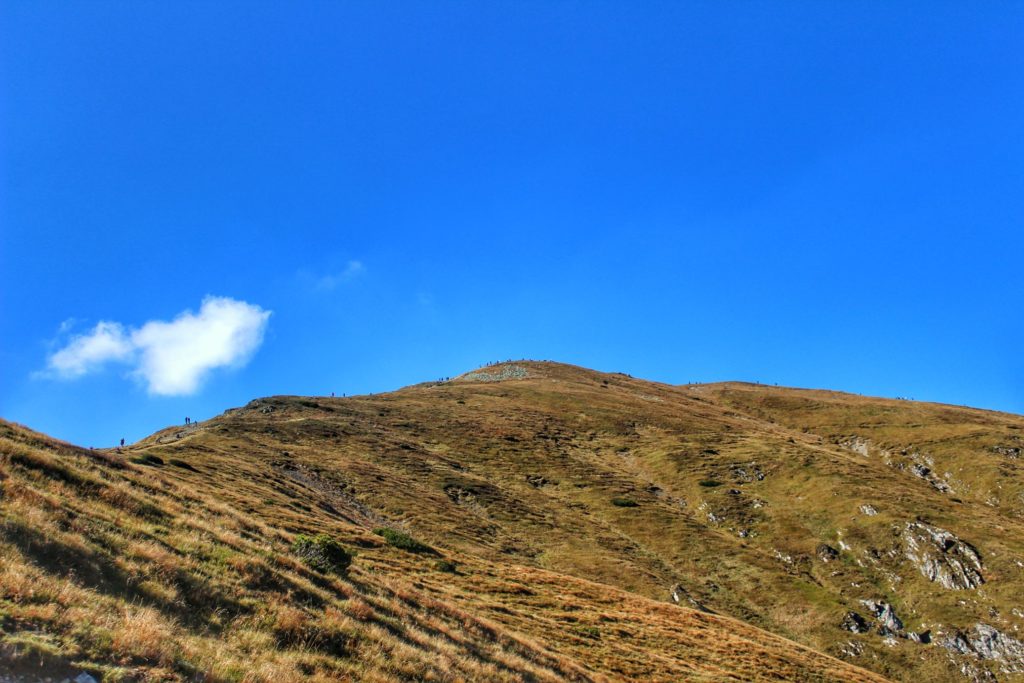 Ostatnie podejście z  Przełęczy pod Kopą Kondracką  na  Kopę Kondracką, niebieskie niebo