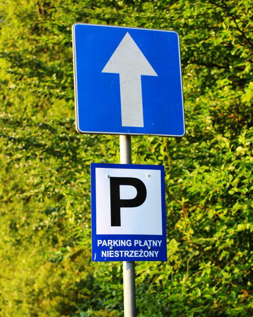 Znak drogowy informujący nas o parkingu samochodowym płatnym, niestrzeżonym na Przełęczy Glinne w Korbielowie