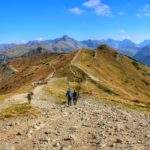 Przełęcz pod Kopą Kondracką, jesienne barwy, turyści, widok na tatrzańskie szczyty