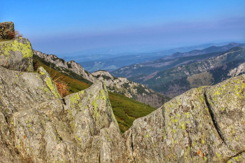Skalne płyty, widok na Tatry z Kondrackiej Przełęczy