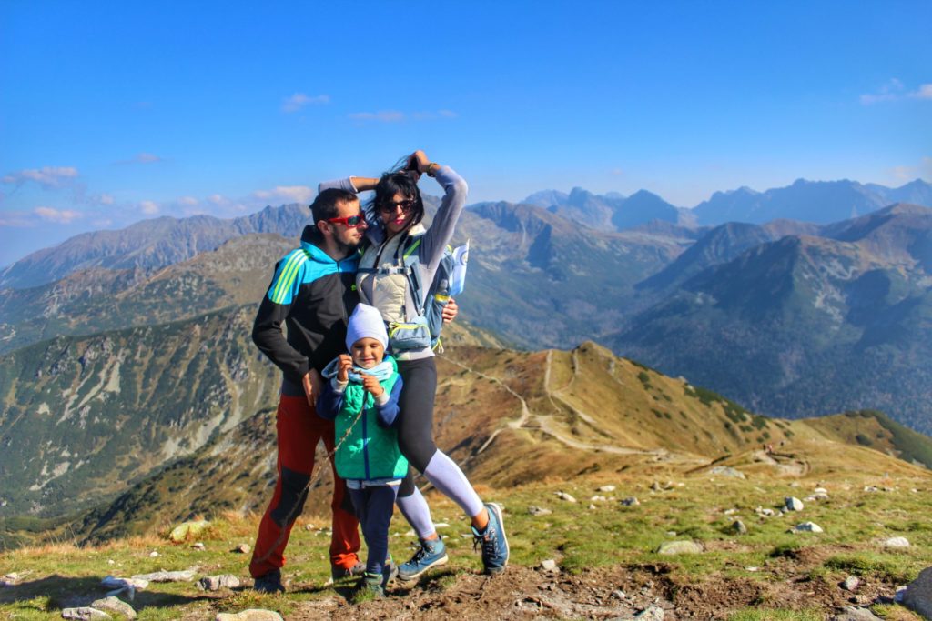 Szczęśliwa rodzina na tle tatrzańskich szczytów - Czerwone Wierchy