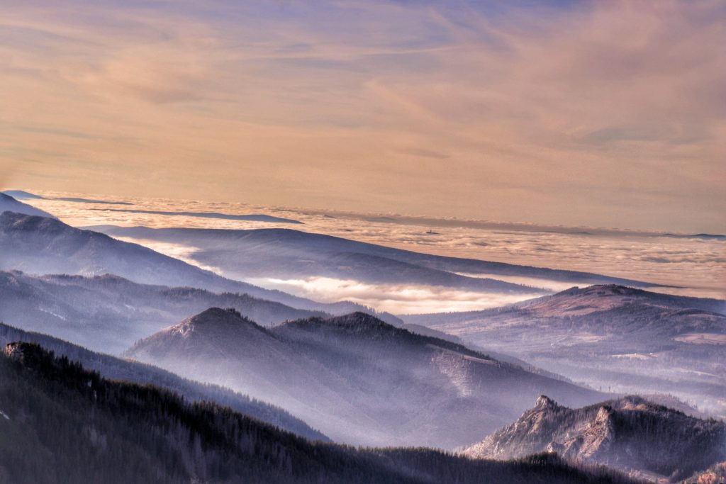 Tatrzańskie szczyty oplecione chmurami, Kondracka Przełęcz