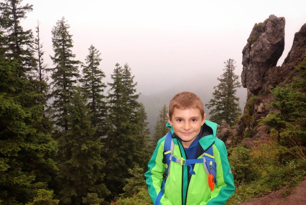 Uśmiechnięte dziecko w Tatrach Wysokich - Gęsia Szyja, skały