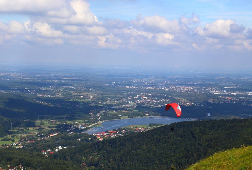 Widok z Góry Żar, paralotniarz