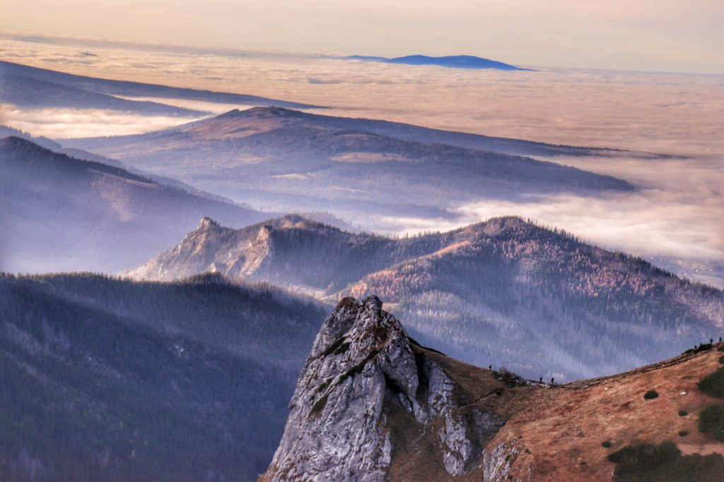 Widok z Kondrackiej Przełęczy, warstwy, szczyty oplecione chmurami