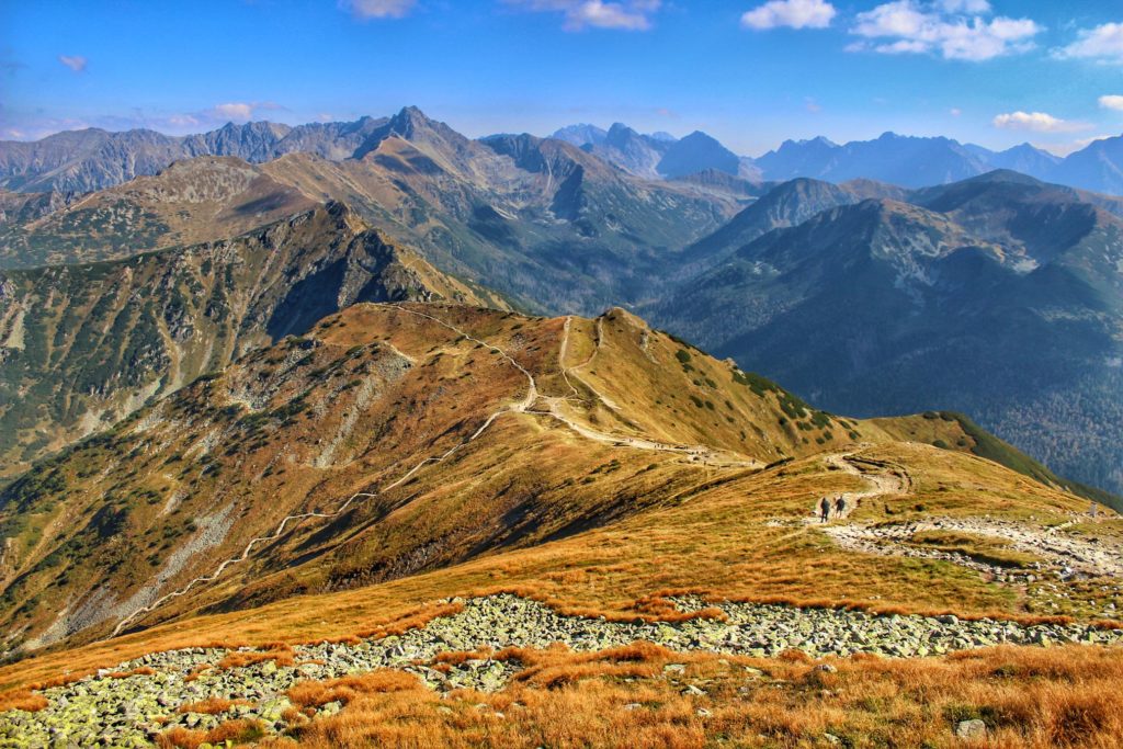 Widok z Kopy Kondrackiej na tatrzańskie szczyty, jesienne barwy