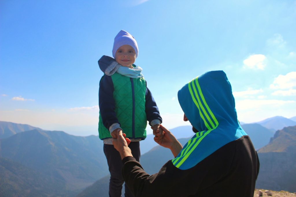Zadowolone dziecko na tle Tatr, szczyt Kopa Kondracka - Czerwone Wierchy