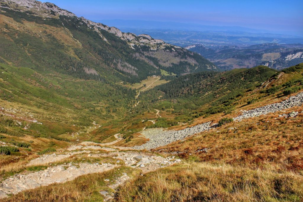 Zielony szlak w Tatrach Zachodnich, widok na Halę Kondratową