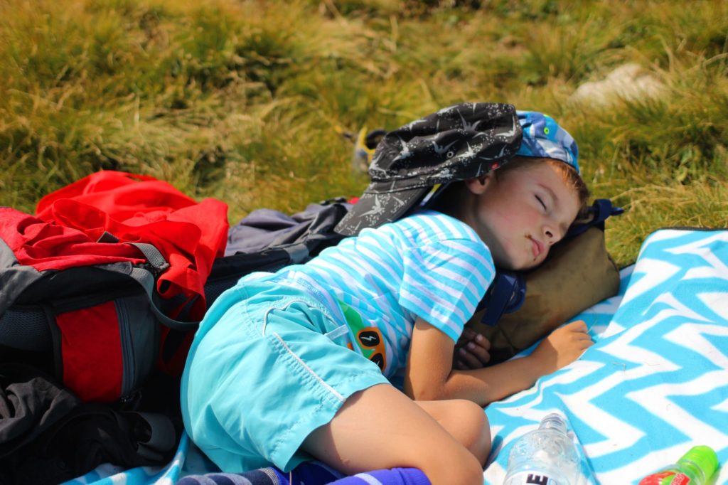 dziecko śpiące na szczycie Pilsko