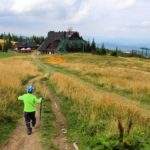 dziecko biegnące w stronę Schroniska PTTK na Hali Miziowej