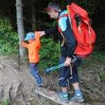 mężczyzna z dzieckiem na szlak niebieskim Glinne