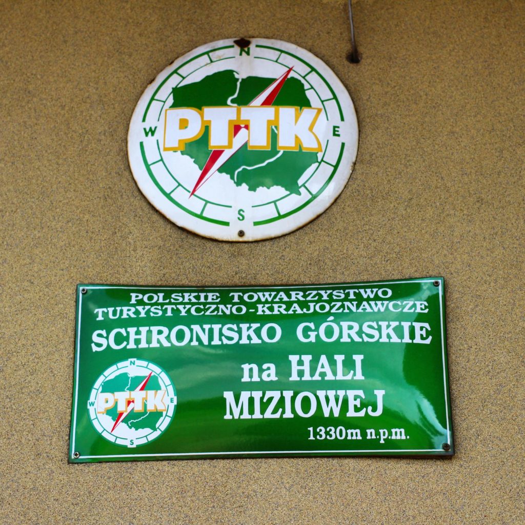 Tablica Schronisko Górskie PTTK na Hali Miziowej