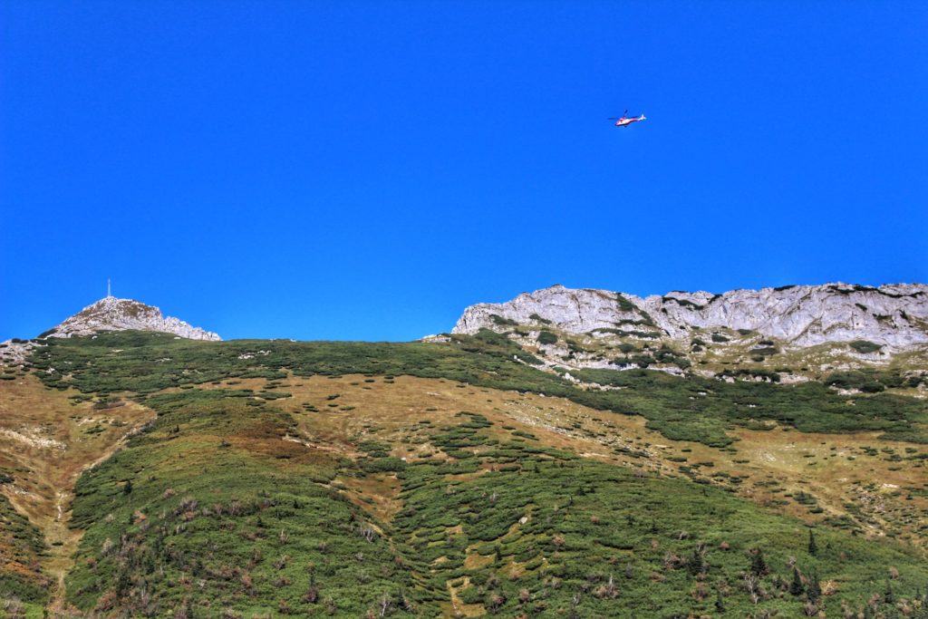 Śmigłowiec TOPR latający w okolicach szczytu - Giewont, błękitne niebo